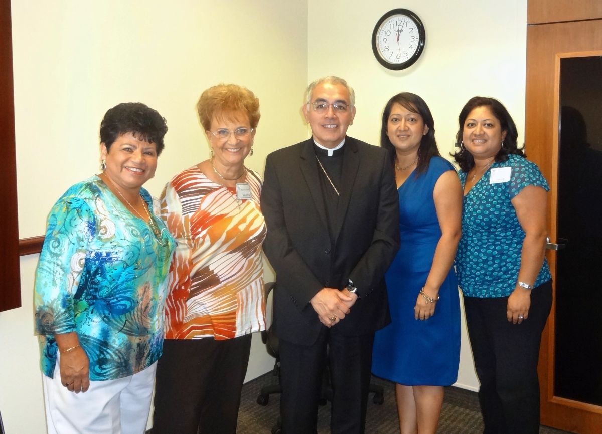 El equipo de CarisMisiones con el Obispo Joe S. Vásquez en 2013