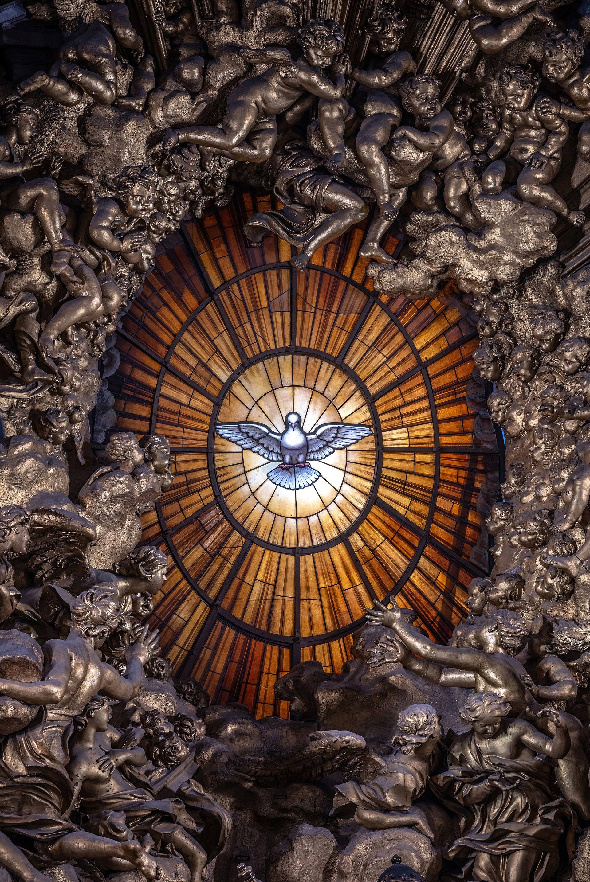 Vitral del Espíritu Santo en forma de paloma